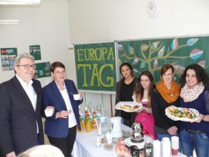 Kostproben aus aller Welt konnten (v.l.) Staatssekretär Dr. Marc Jan Eumann und Schulleiterin Astrid Hofmeister probieren.