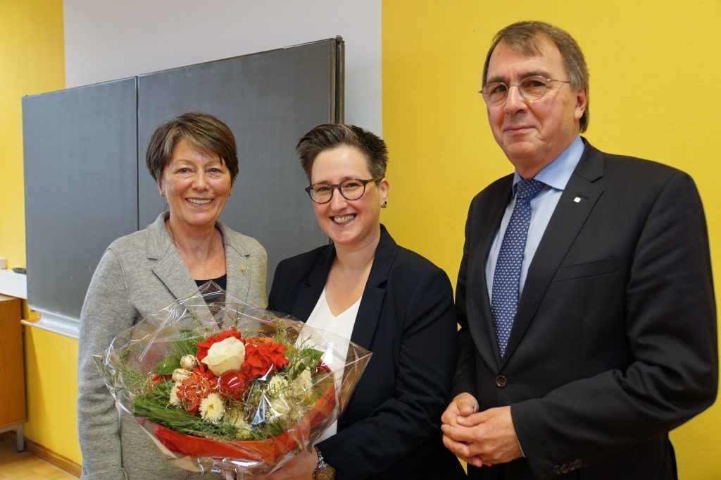 Steffi Koch (in der Mitte mit Blumenstrauß) wurde zur neuen Geschäftsführerin der evangelischen Erzieherausbildung in Württemberg ab Sommer 2020 gewählt. Sie löst Gerhard Brodbeck ab, der Ende Mai in den Ruhestand geht. Die beiden Vorsitzenden des Trägervereins, Oberkirchenrat Dieter Kaufmann und Diplom-Pädagogin Heidi Fritz, gratulieren der künftigen Leiterin der Geschäftsstelle sehr herzlich zur Wahl